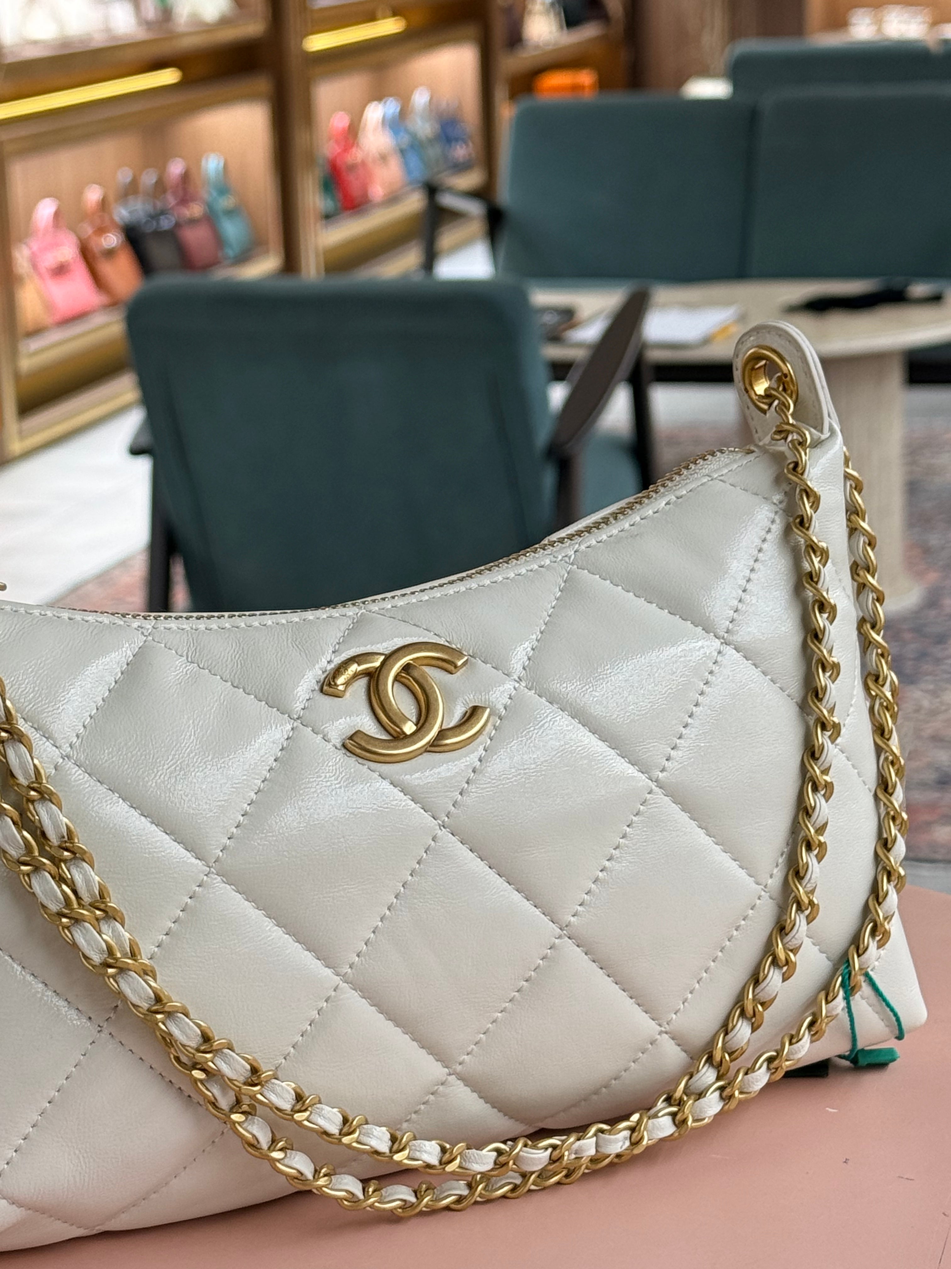 Chanel | Hobo (19) – Lambskin – White – Gold Hardware