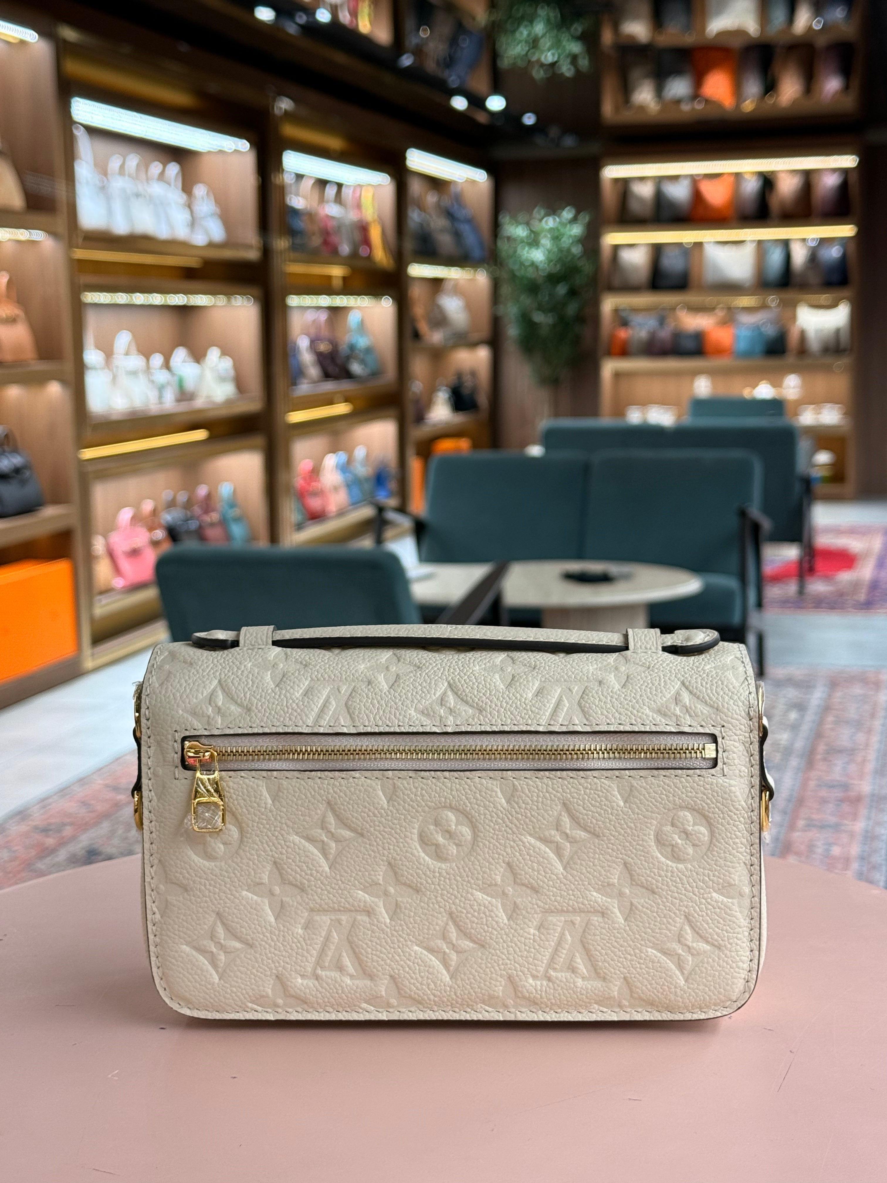 Louis Vuitton | Pochette Métis (East-West) – Monogram Empreinte – Cream – Gold Hardware