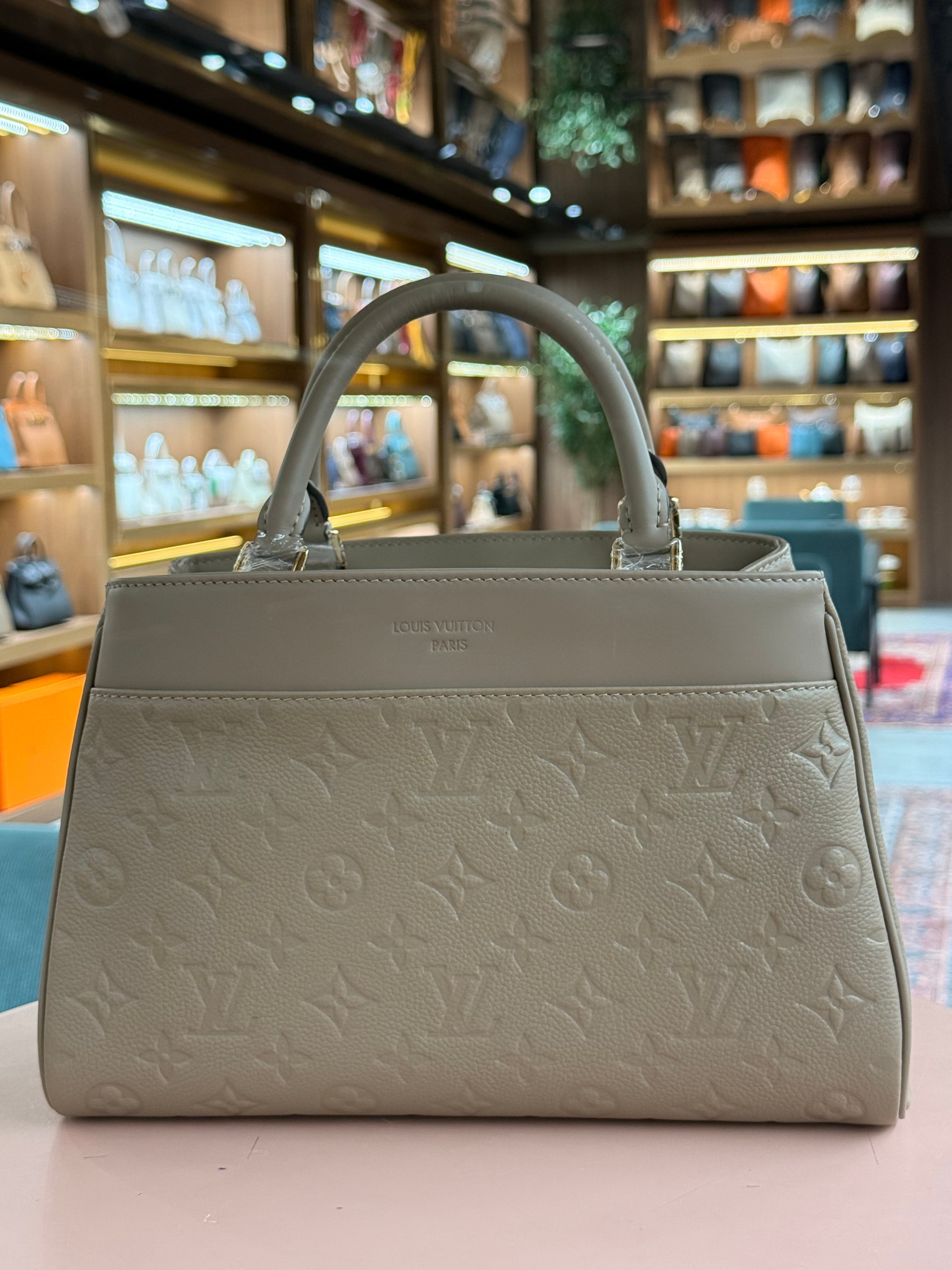 Louis Vuitton | Avenue PM – Leather – Beige – Gold Hardware