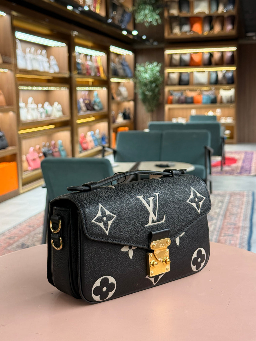 Louis Vuitton | Pochette Métis (East-West) – Canvas – Black/White – Gold Hardware