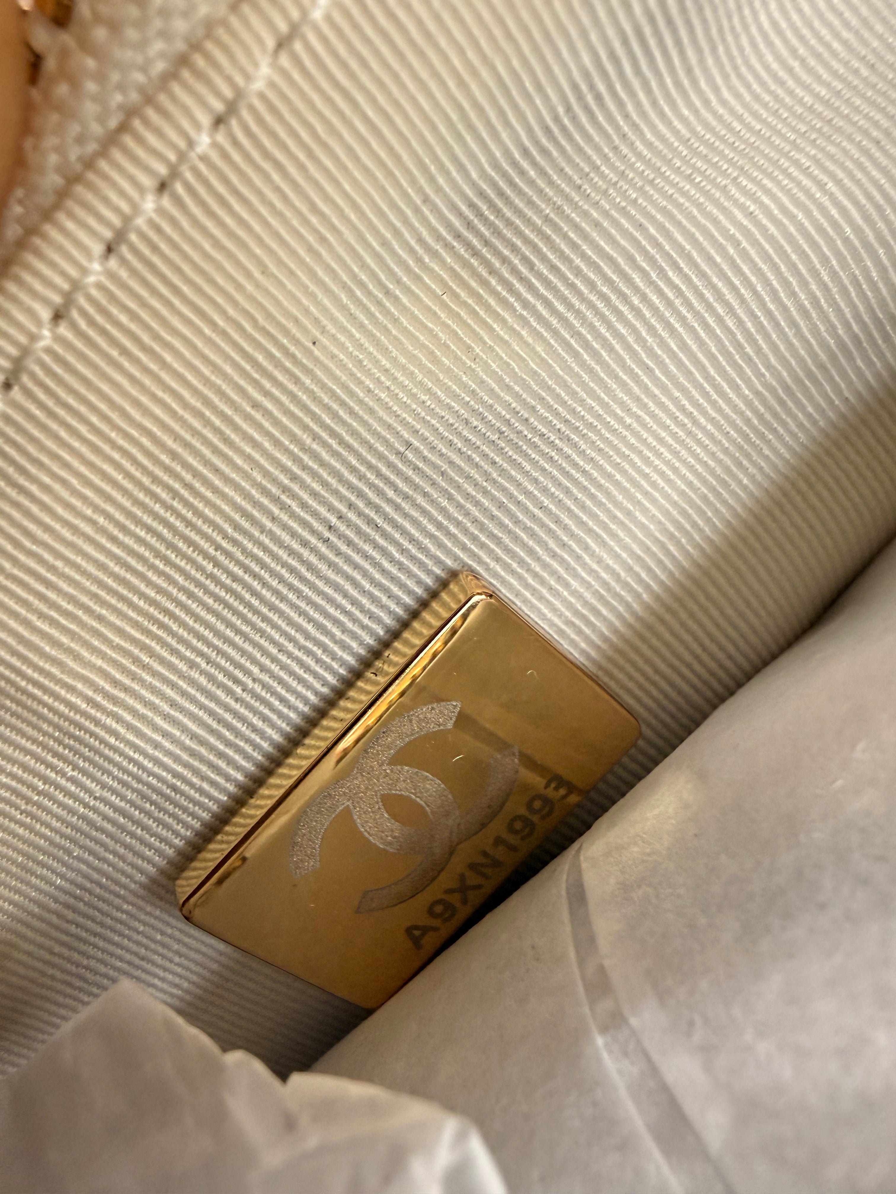 Chanel | Hobo (19) – Lambskin – White – Gold Hardware