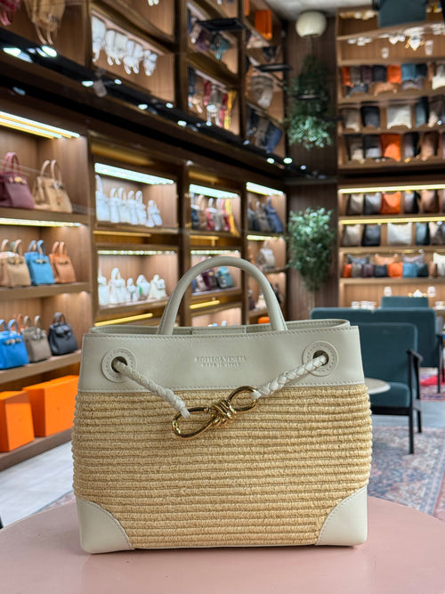 Bottega Veneta | Small Andiamo – Leather and Straw – Beige and Natural – Gold Hardware