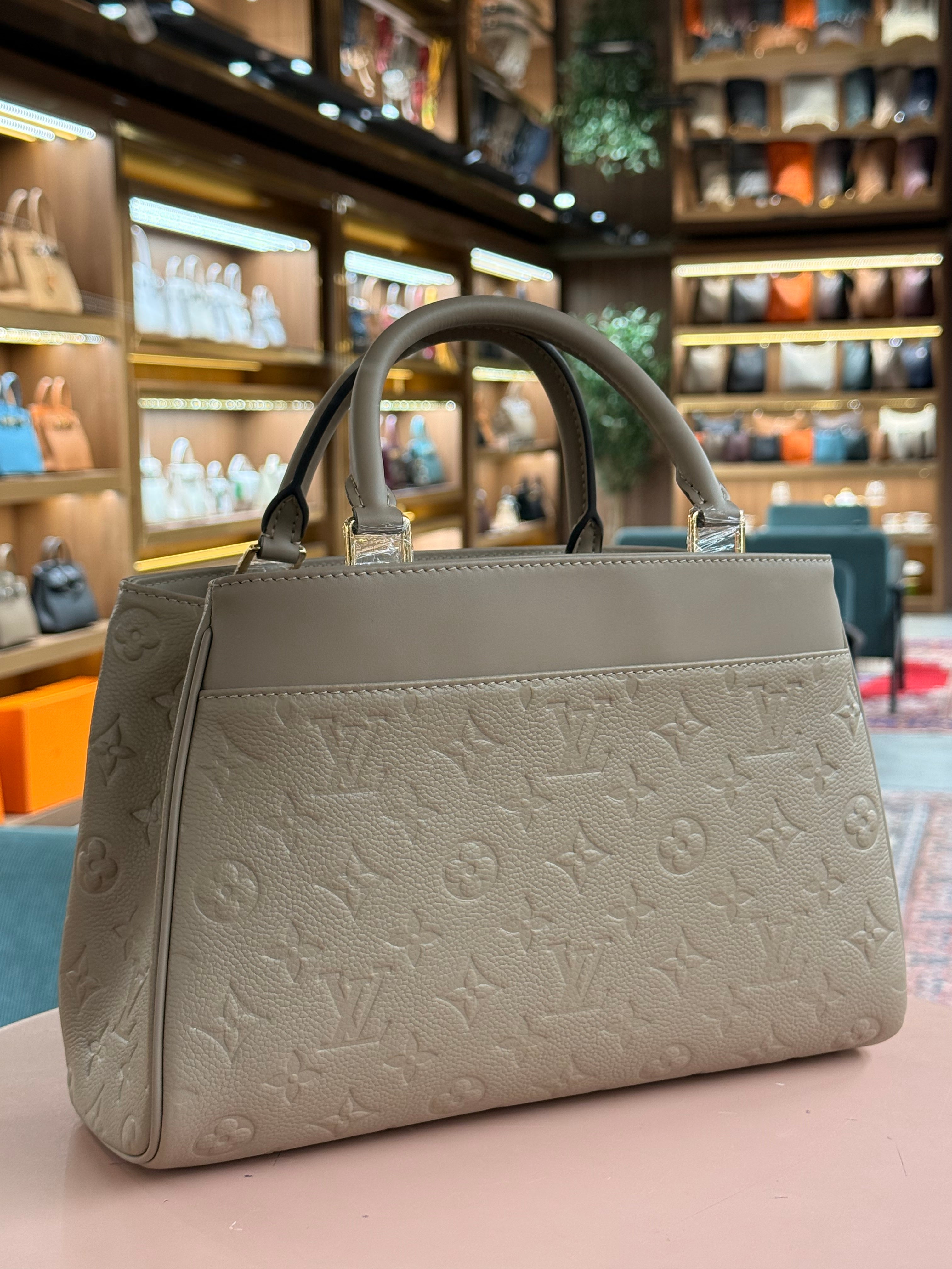 Louis Vuitton | Avenue PM – Leather – Beige – Gold Hardware