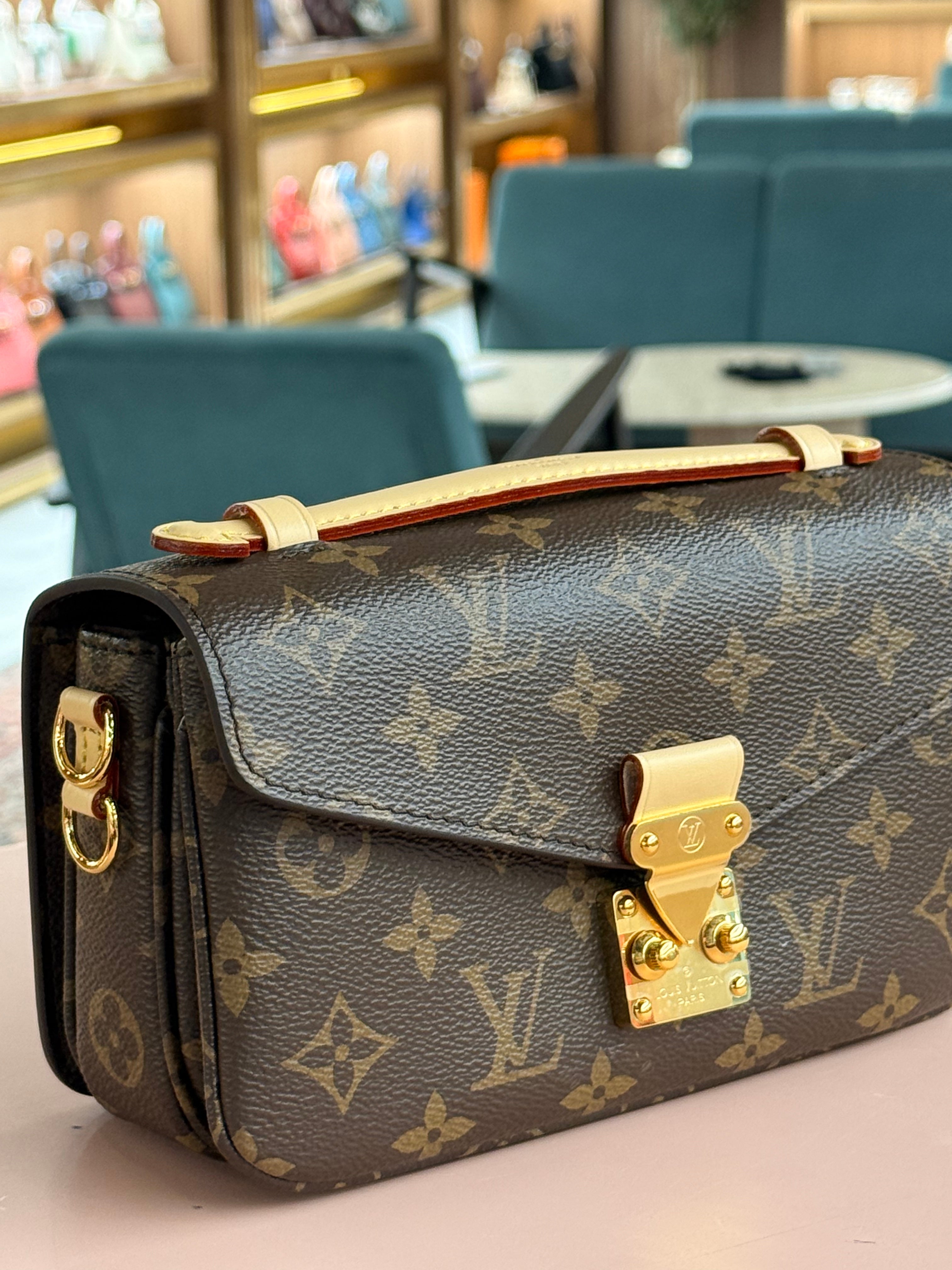 Louis Vuitton | Pochette Métis (East-West) – Canvas – Brown – Gold Hardware