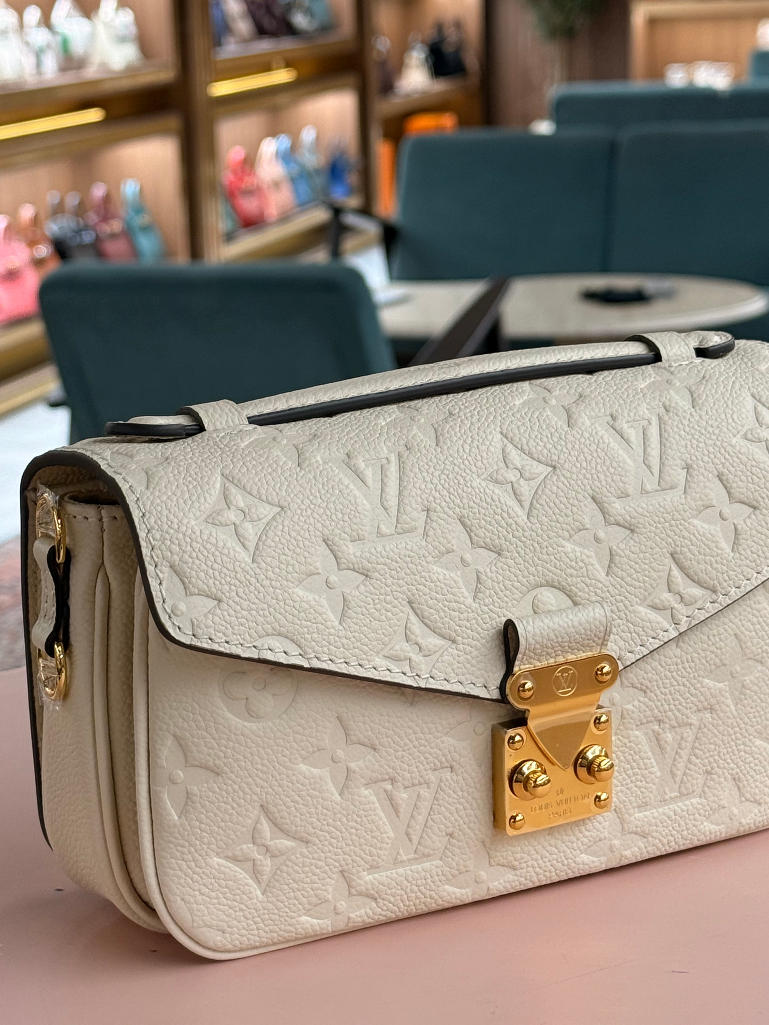 Louis Vuitton | Pochette Métis (East-West) – Monogram Empreinte – Cream – Gold Hardware
