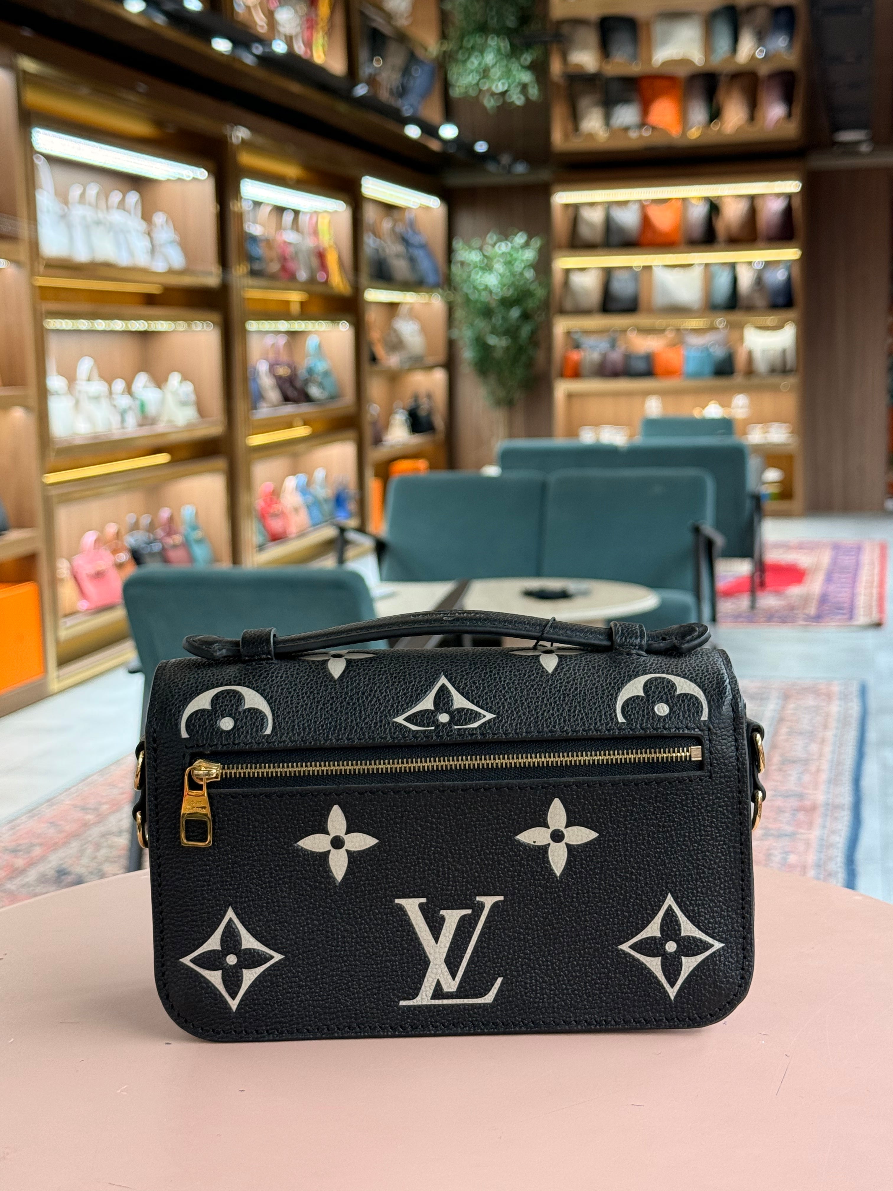 Louis Vuitton | Pochette Métis (East-West) – Canvas – Black/White – Gold Hardware