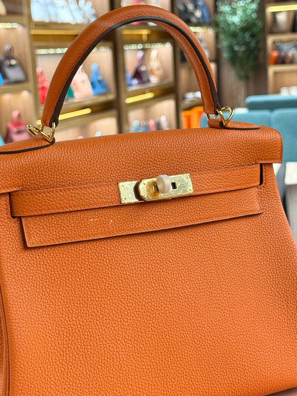 Hermes | Kelly (28) – Togo – Orange – Gold Hardware
