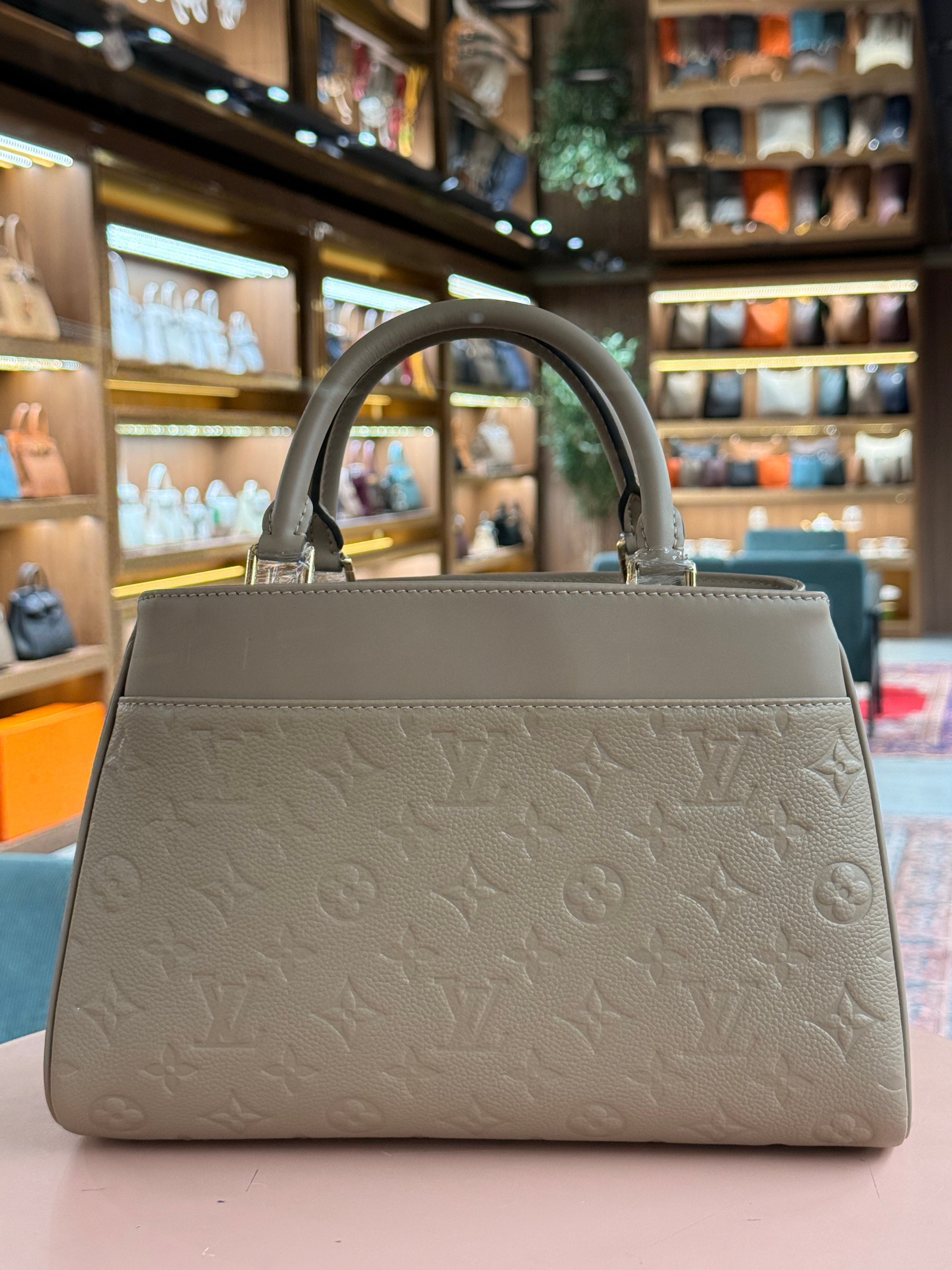 Louis Vuitton | Avenue PM – Leather – Beige – Gold Hardware