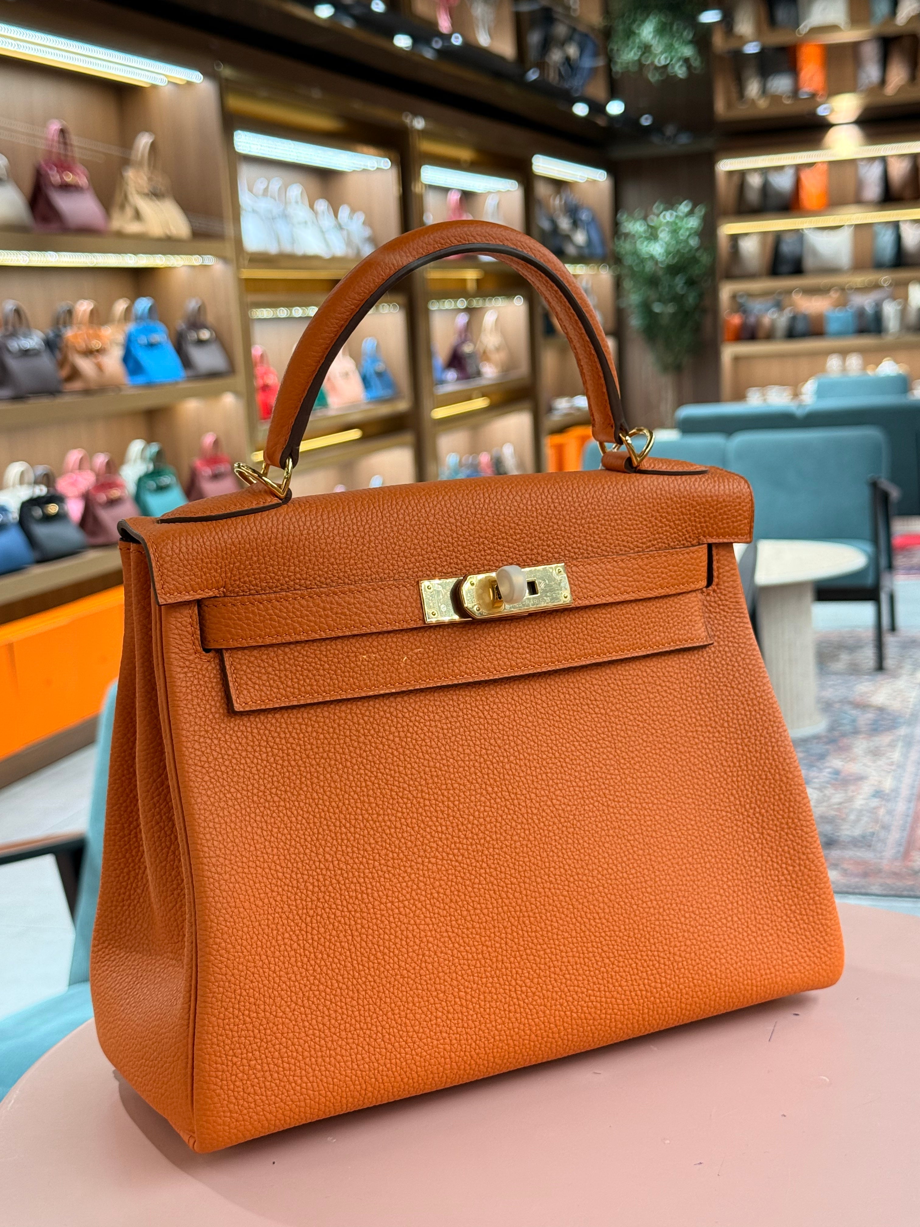Hermes | Kelly (28) – Togo – Orange – Gold Hardware