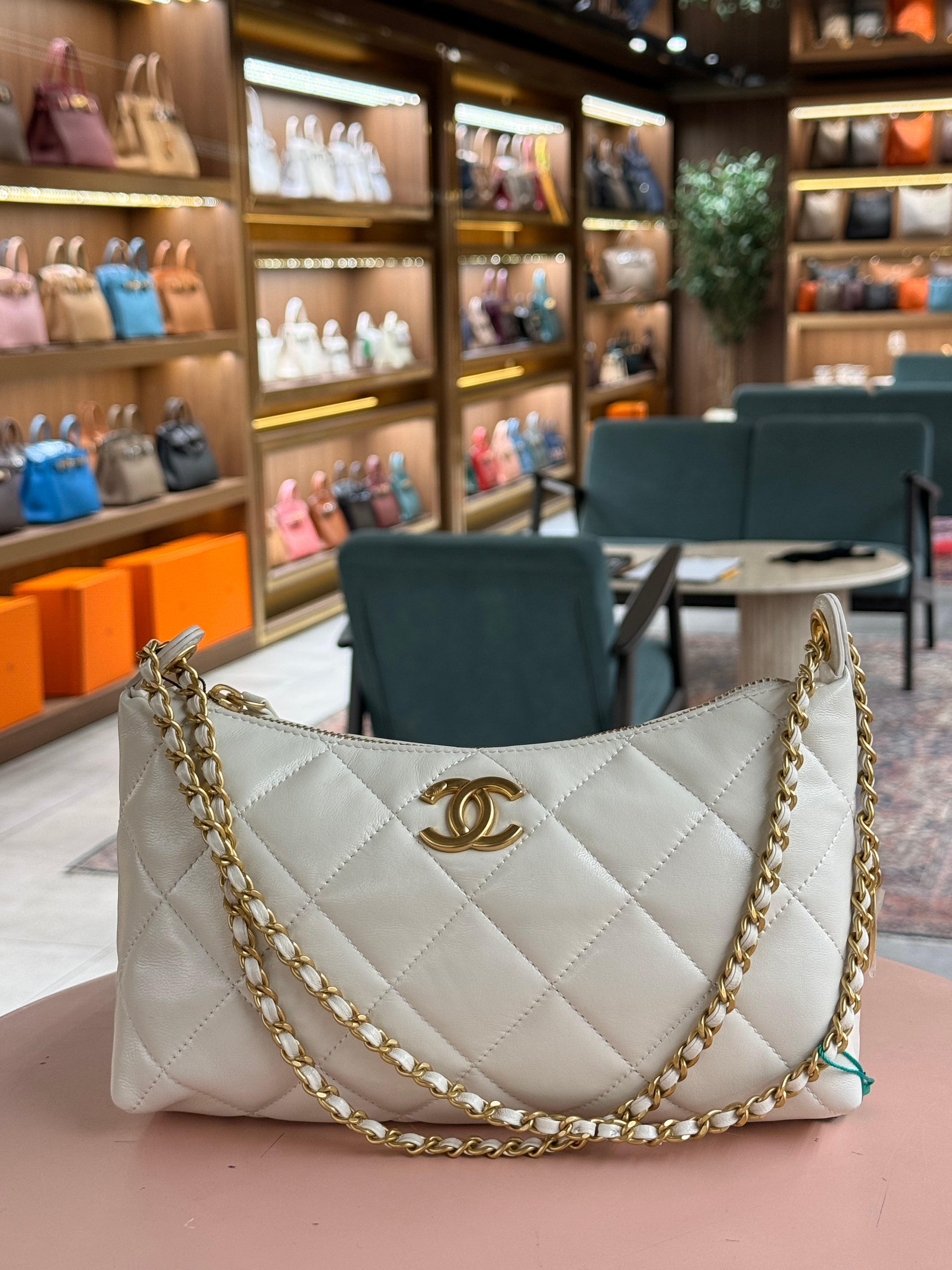 Chanel | Hobo (19) – Lambskin – White – Gold Hardware