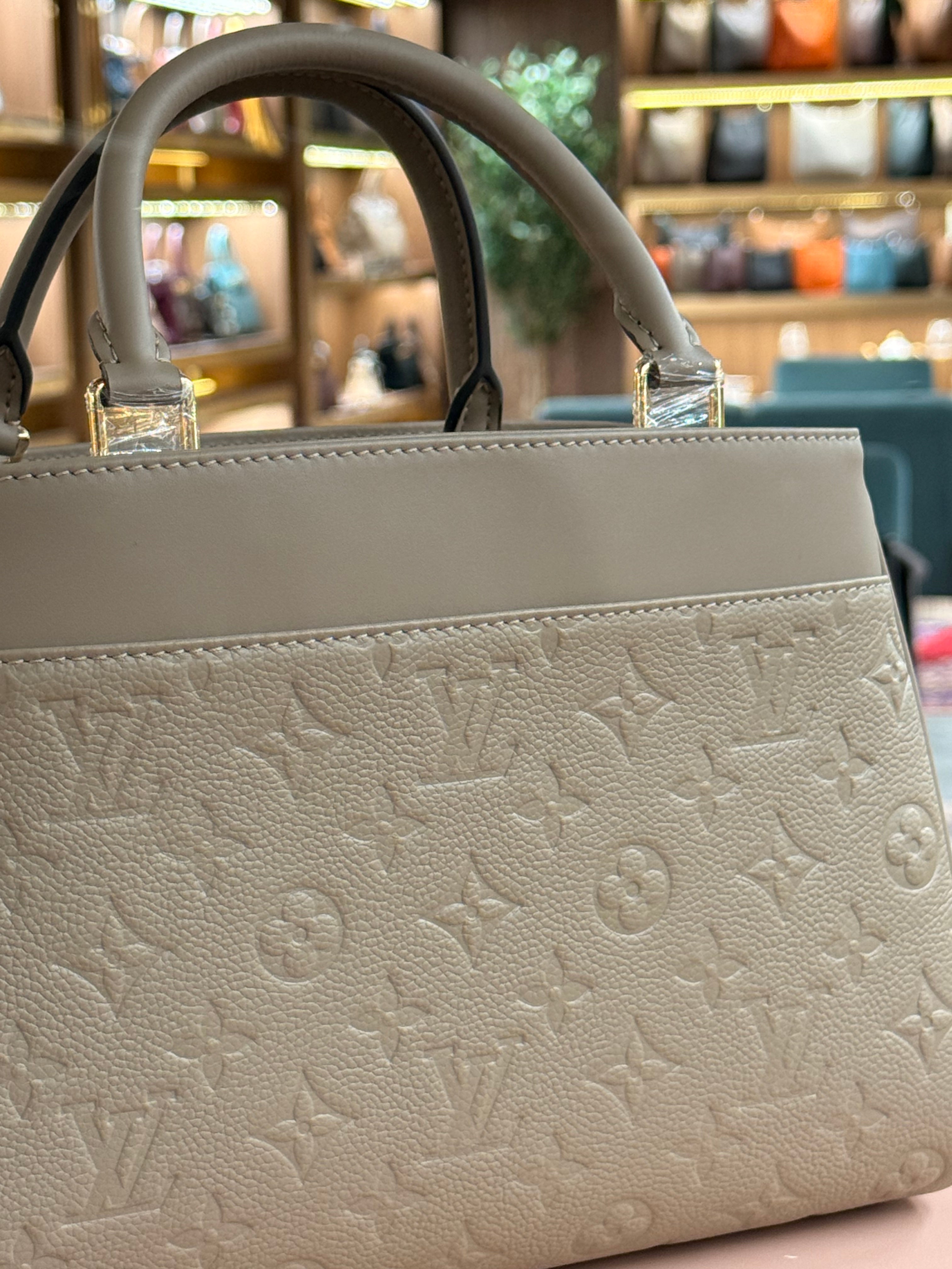 Louis Vuitton | Avenue PM – Leather – Beige – Gold Hardware