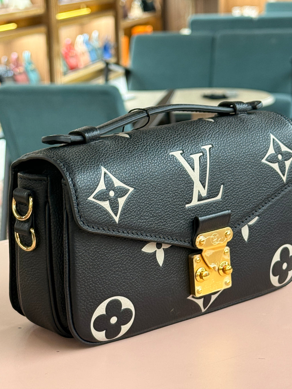 Louis Vuitton | Pochette Métis (East-West) – Canvas – Black/White – Gold Hardware