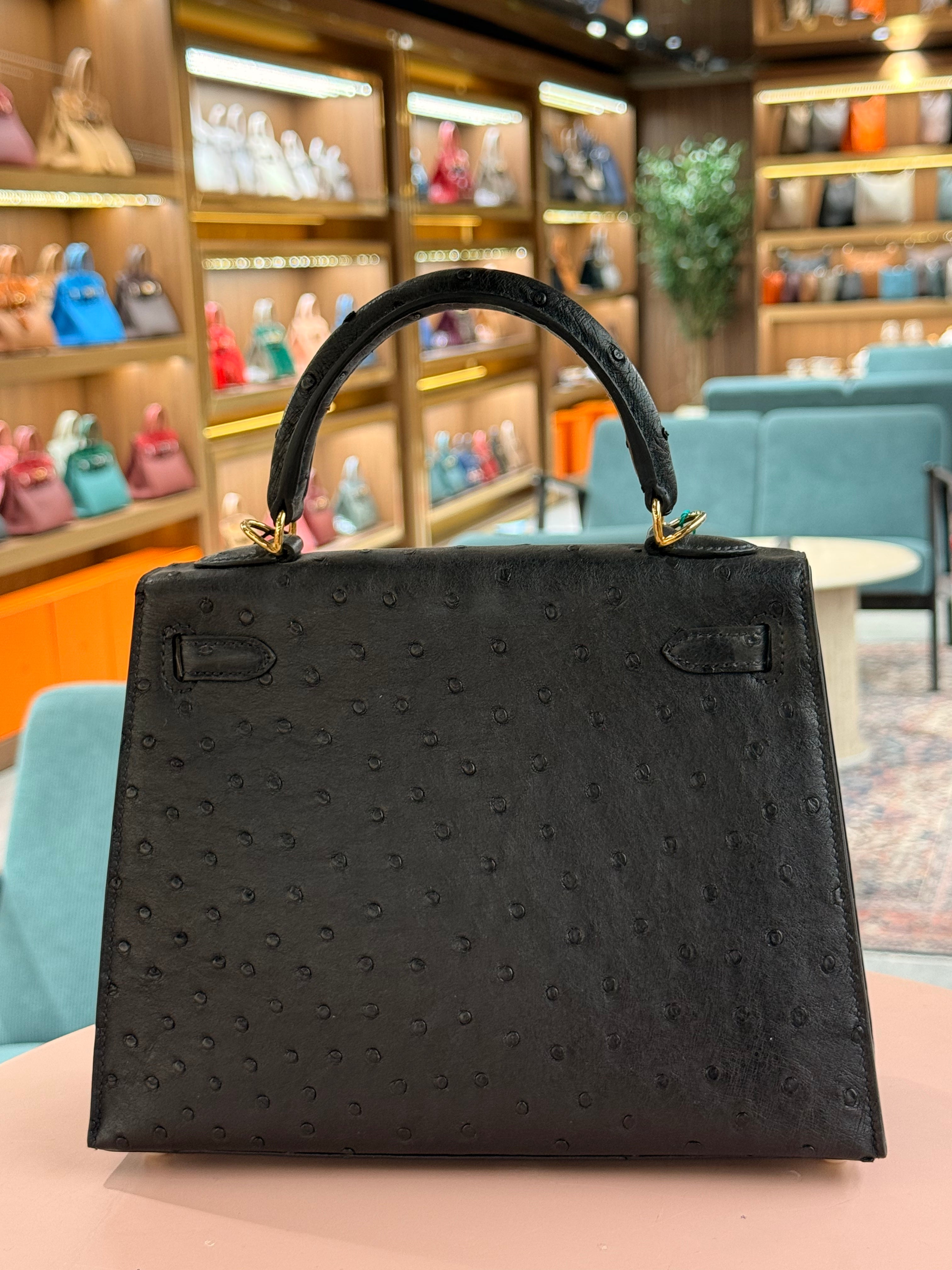 Hermes | Kelly (25) – Ostrich – Black – Gold Hardware