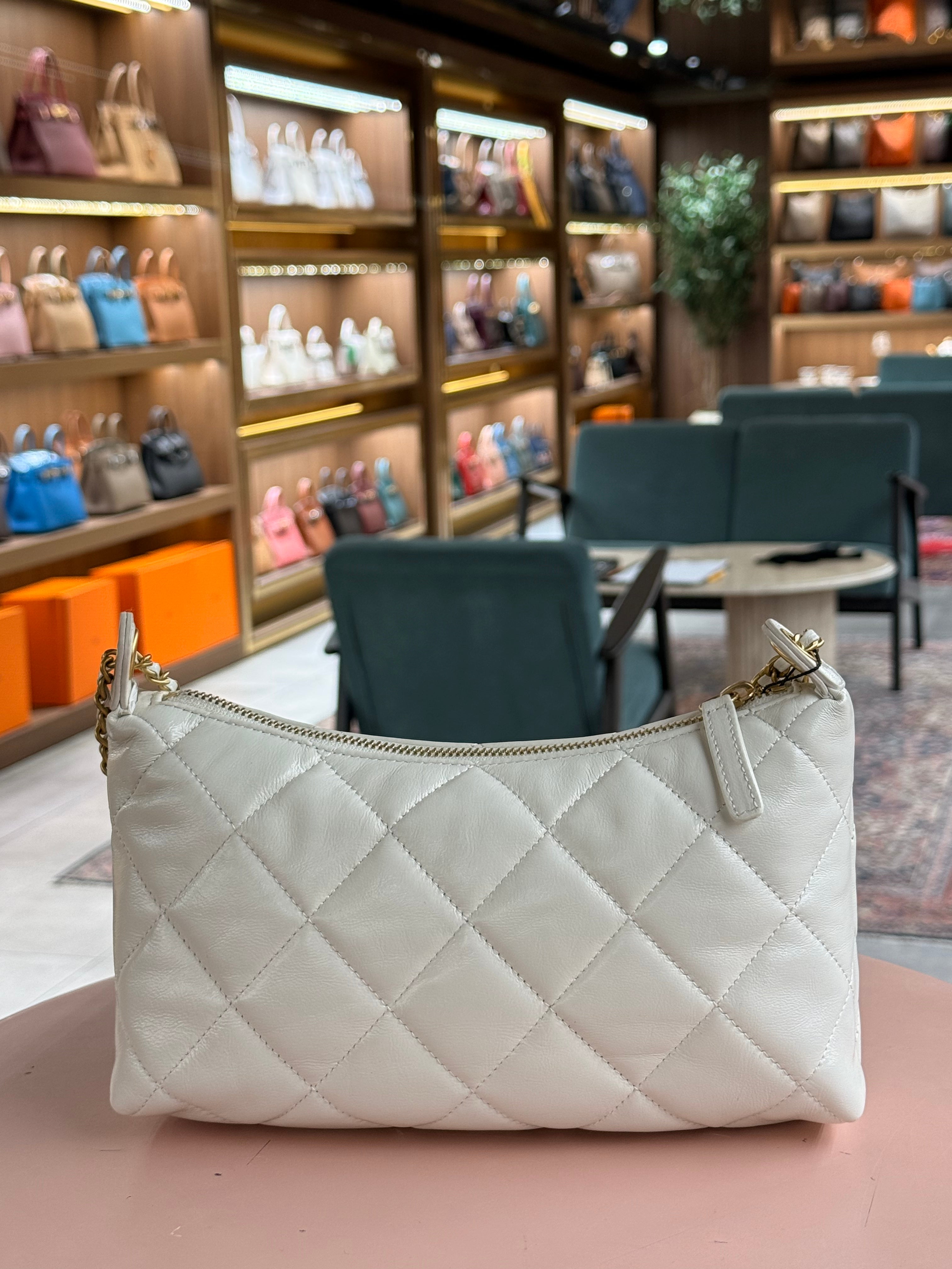 Chanel | Hobo (19) – Lambskin – White – Gold Hardware