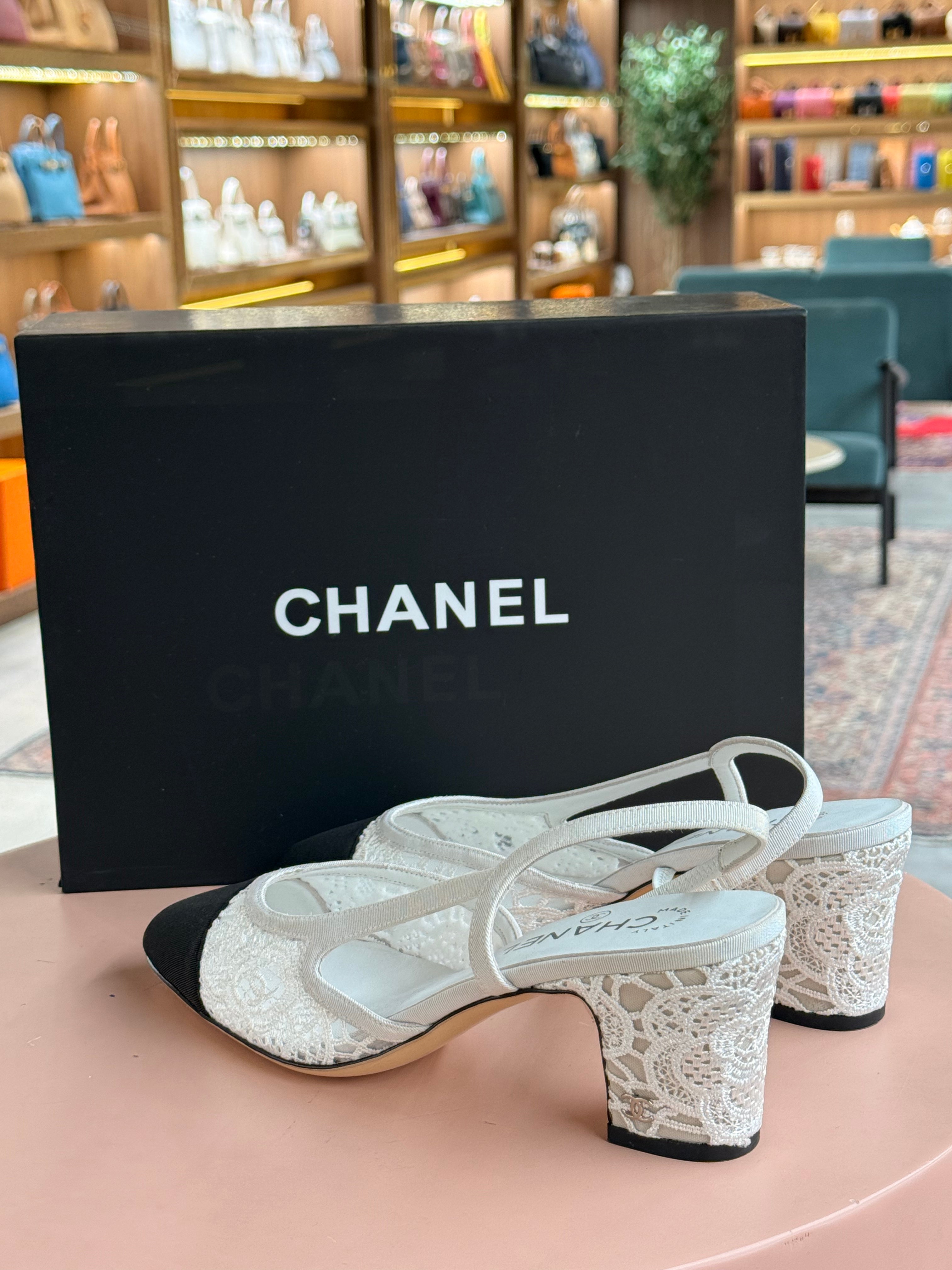 Chanel | Shoes with Back Strap – Lace – Black and White – Gold Hardware