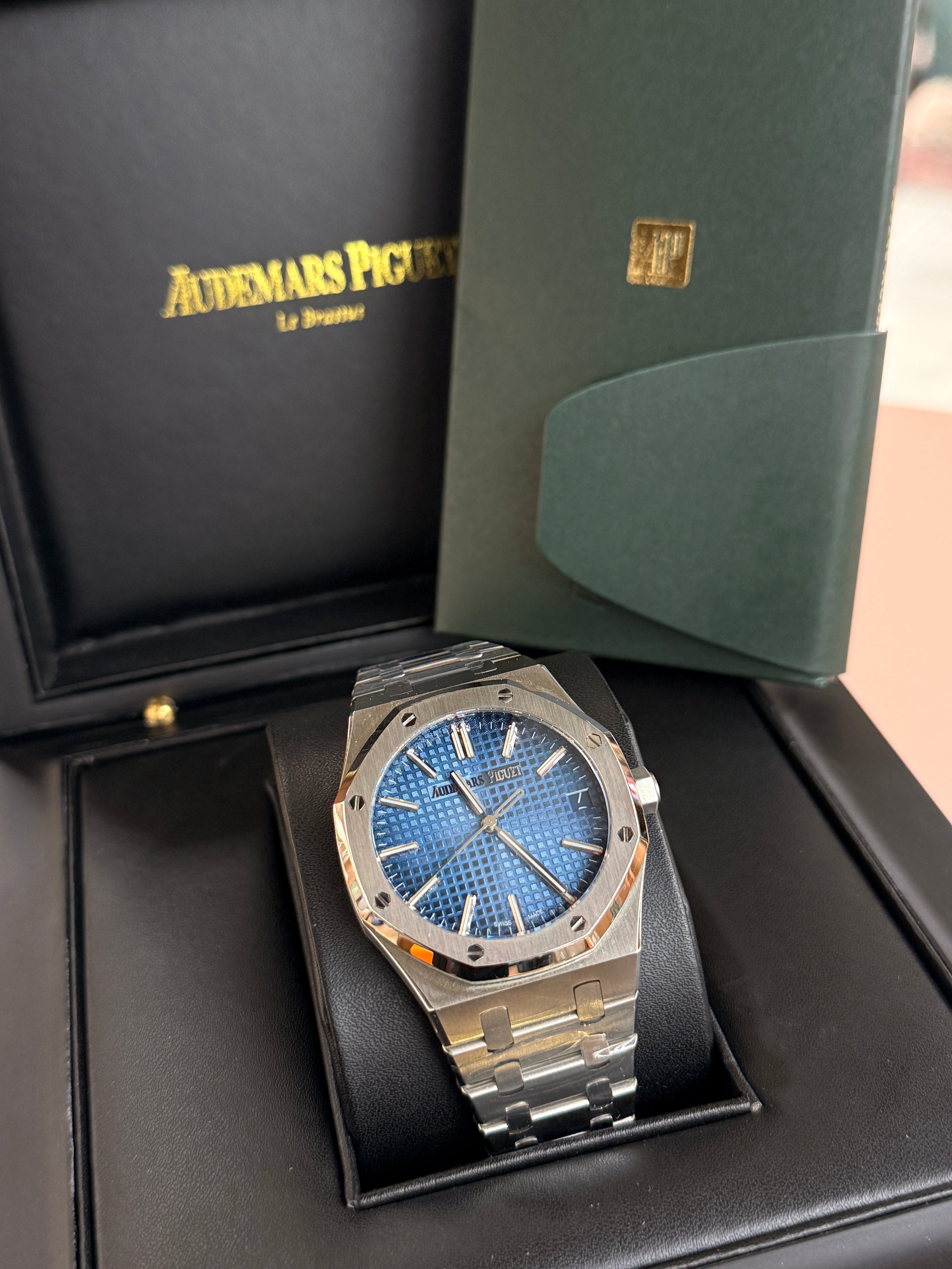 Audemars Piguet | Royal Oak – Stainless Steel – Blue – Silver Hardware