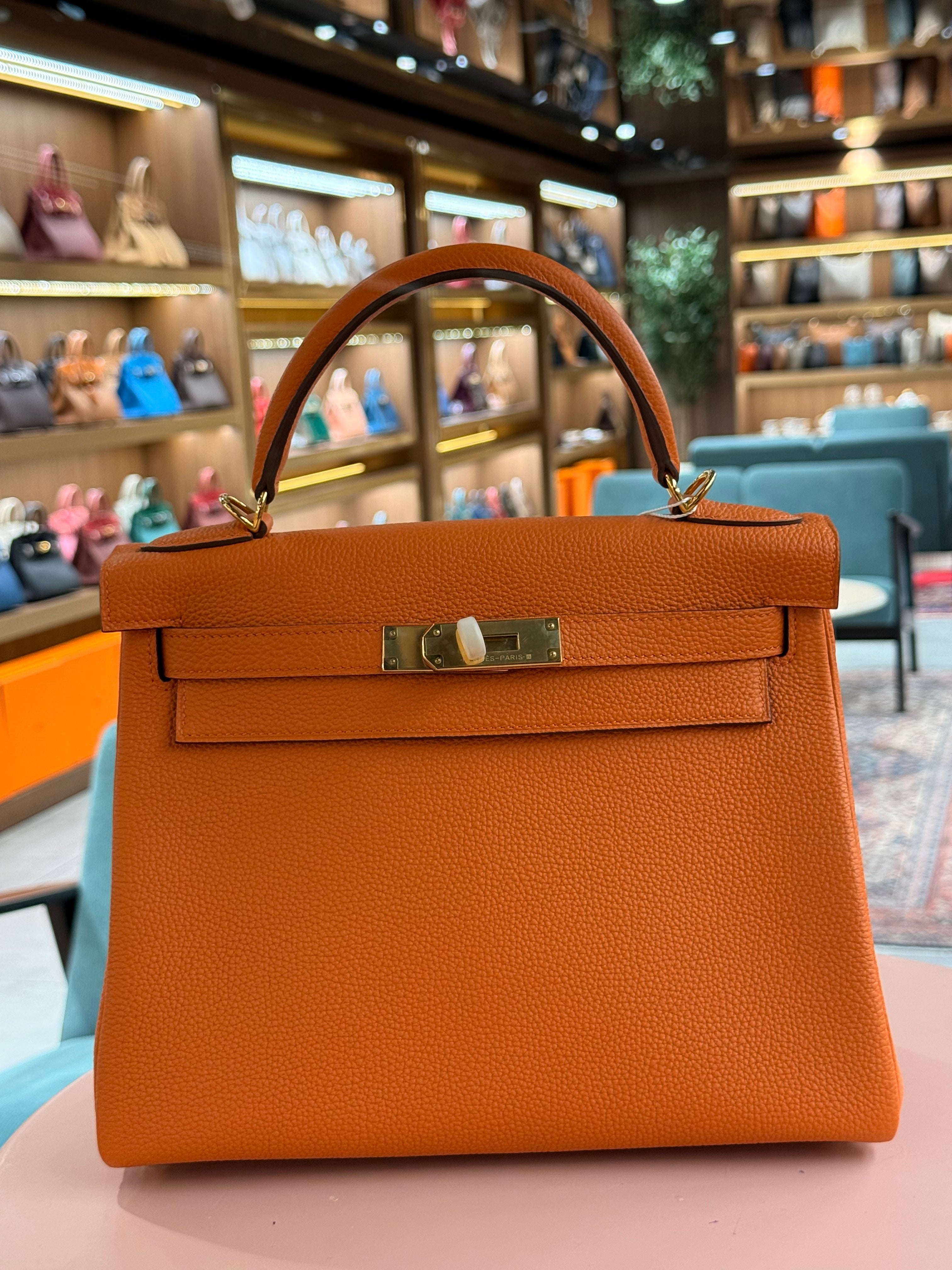 Hermes | Kelly (28) – Togo – Orange – Gold Hardware