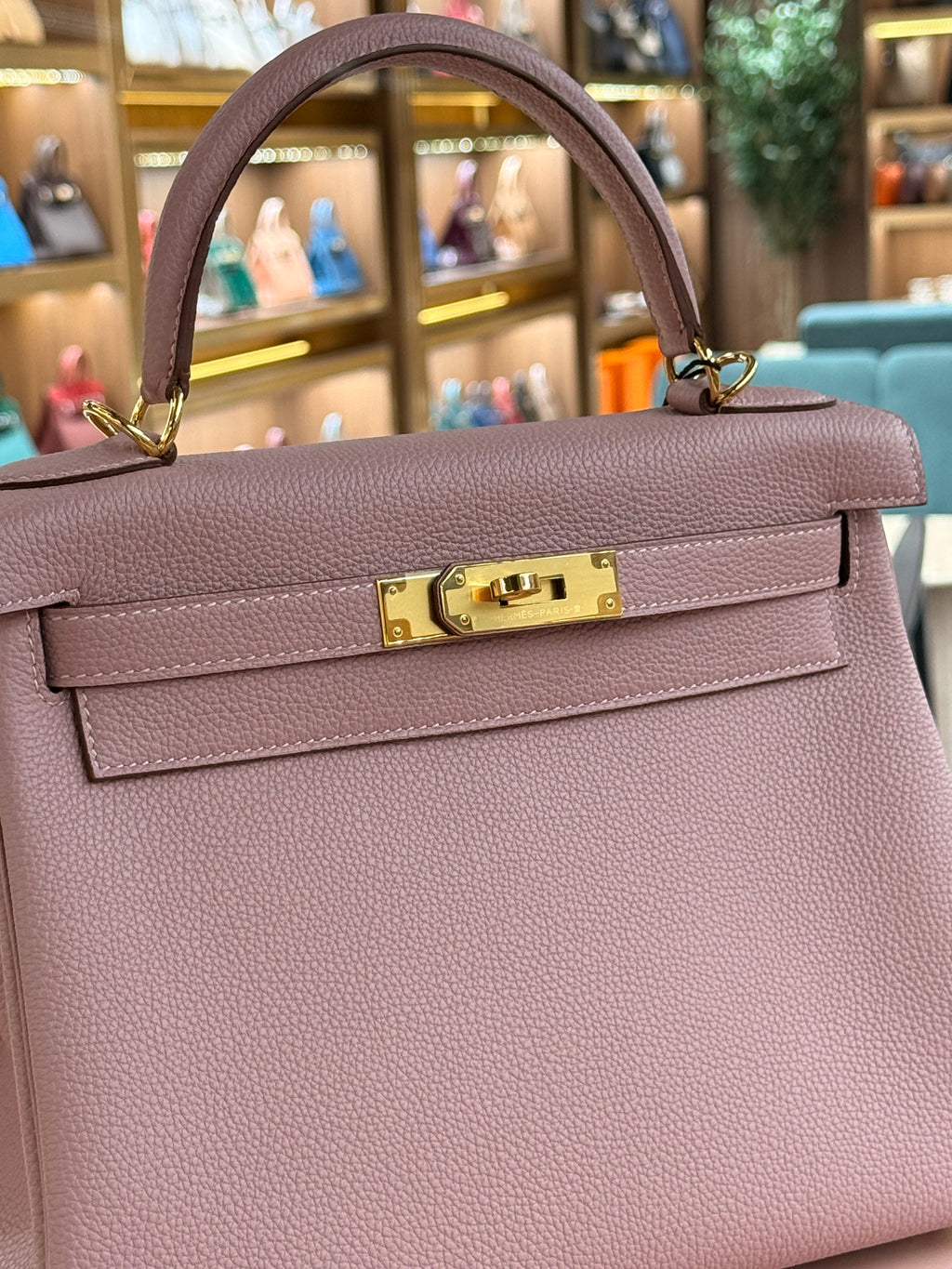 Hermes | Kelly (28) – Togo – Rose Poudre – Gold Hardware