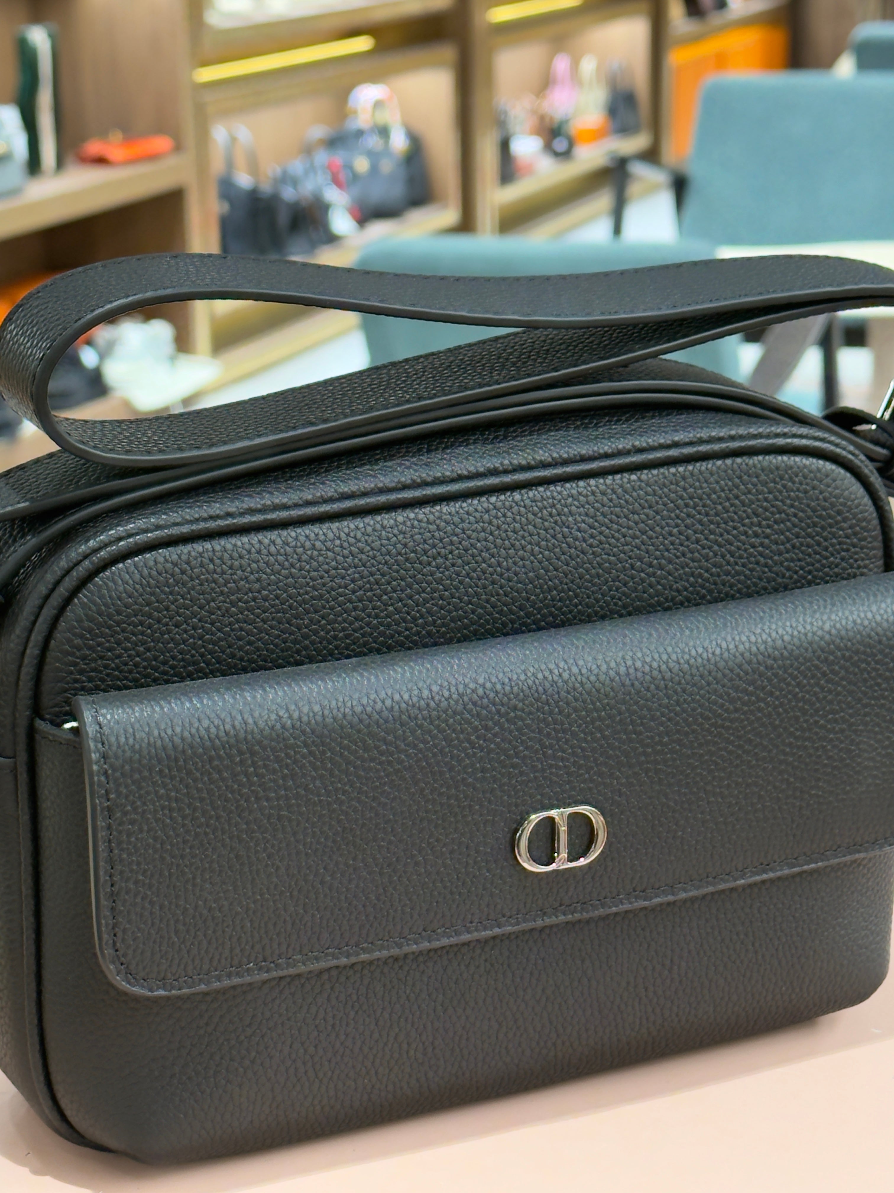 Dior | Icon Zipped Messenger Bag (20) – Leather – Black – Gold Hardware