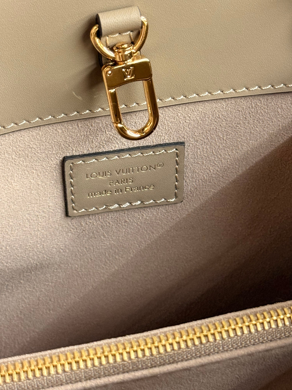 Louis Vuitton | Avenue PM – Leather – Beige – Gold Hardware