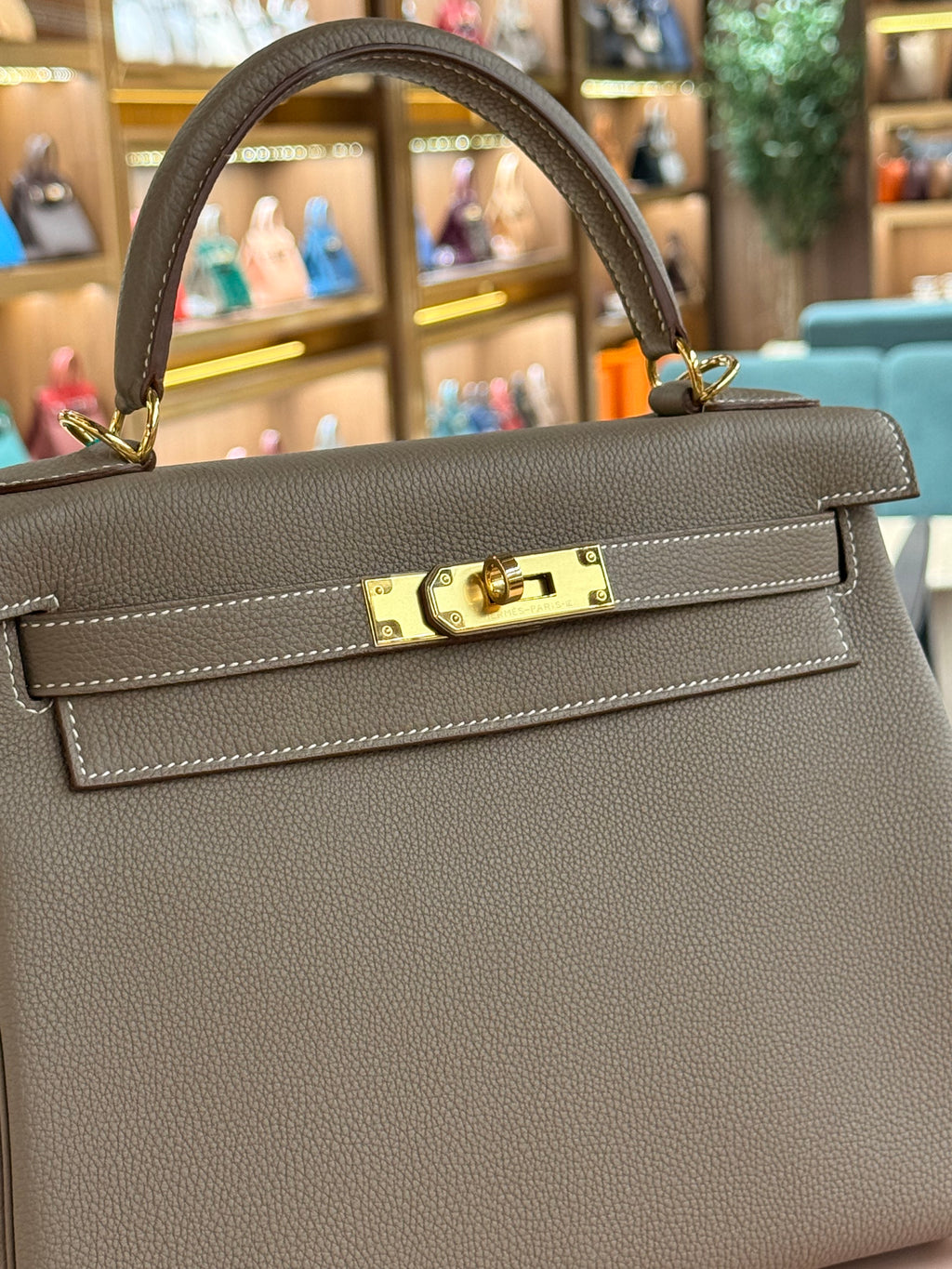 Hermes | Kelly (28) – Togo – Etoupe – Gold Hardware