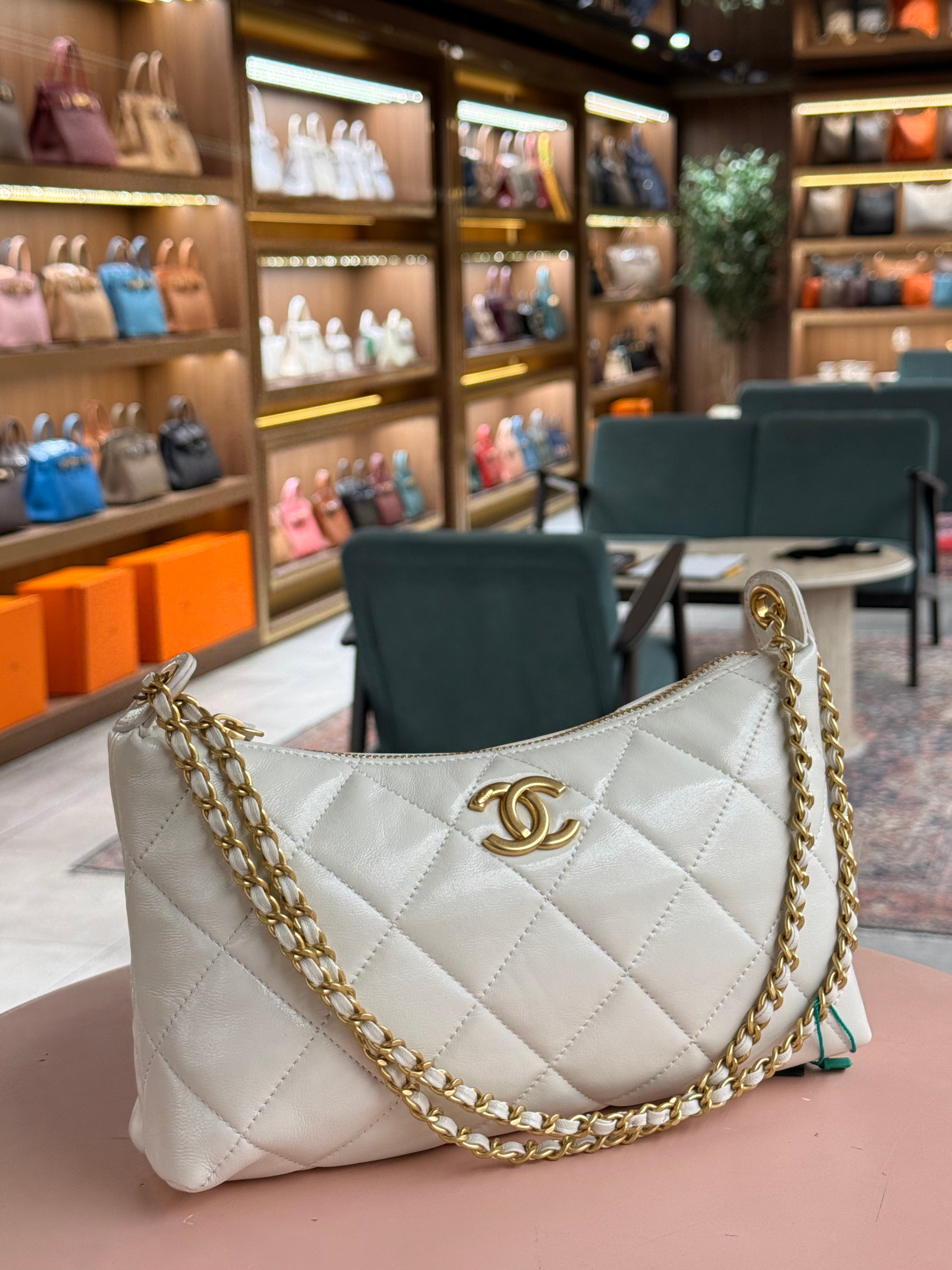 Chanel | Hobo (19) – Lambskin – White – Gold Hardware